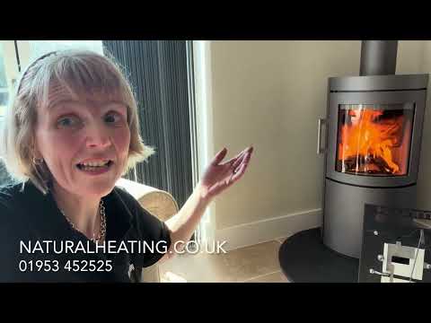 Hwam 3740c 5 kW freistehender Zylinderofen – eingebaut in einen Bungalow mit gewölbter Decke