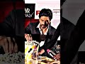 Shahrukh khan ❤️you can watch him eat until the popcorn finish😍