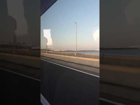 Dirigiéndose desde Aloha Parking a Centrair, corriendo paralelo al tren Meitetsu en el camino.