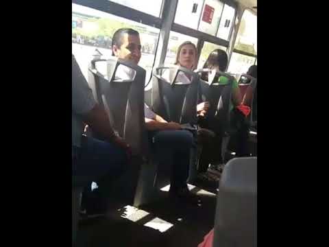 Regañan a David Palafox por subirse a camión en Hermosillo... él solo escucha