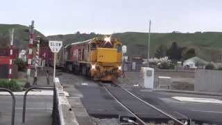preview picture of video 'train 560 and 561 at wanganui 15,08,14'