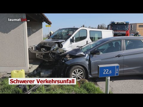 Unfallfahrzeuge bei Frontalkollision auf Hausruckstraße in Eberschwang gegen Wartehäuschen gekracht