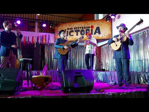 Dúo Constanzo Molina. Gonzalo Gómez en el bajo. Bar Victoria 2022 Tema: El Cantar de mi Guitarra.