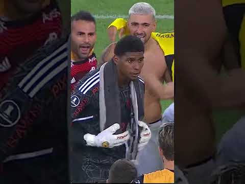 HUGO SOUZA FOI OVACIONADO PELO ELENCO DO FLAMENGO APÓS CLASSIFICAÇÃO NA LIBERTADORES #Shorts