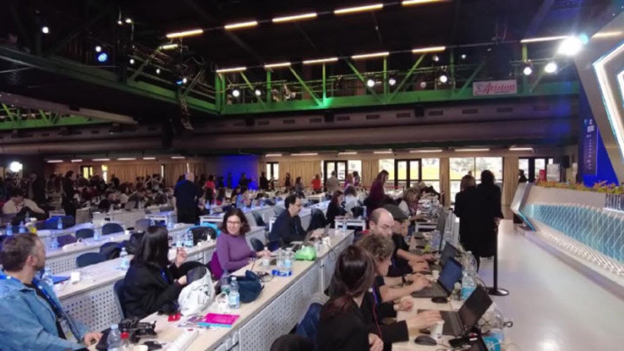 Sayf arriva con l'accompagnamento di due chitarre alla conferenza stampa di Sanremo