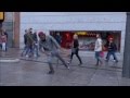 Este chico baila como si estuviera en una pista de hielo 