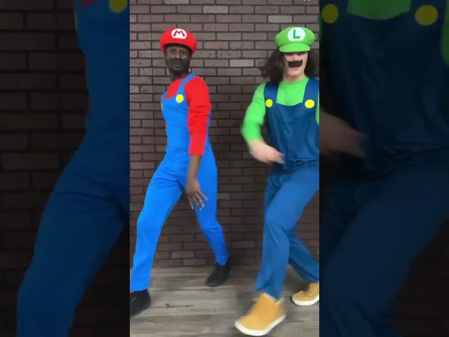 Vídeo relacionado con MUNSKT Disfraz de Mario Luigi con sombrero de Mario rojo/verde con 7 bigotes adhesivos, guantes, botones y gafas, traje de cosplay para adultos, decoración de fiesta de carnaval de Halloween (rojo)
