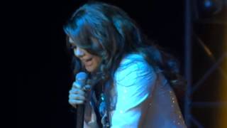Yuridia - A Donde Va El Amor (Opening Show - Maracaibo 2013)