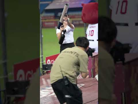 Rakuten Monkeys 團長 , RINA 送禮物 , OL 黑絲襪 ,上班族趴 ,台湾プロ野球 TAIWAN