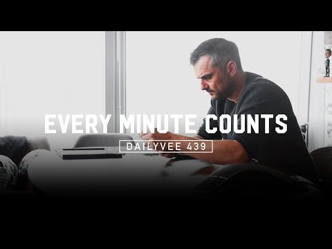 ‪How a CEO With a Side Job as a Vlogger Spends 7 Minutes | DailyVee 439‬&rlm;