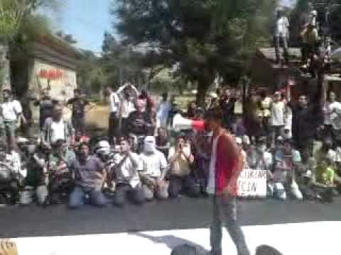 الساروت يغني "ياوطنا ويا غالي" في مظاهرة حاشدة في حي الخالدية في مدينة حمص في جمعة "العشائر"