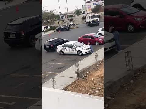 En un parqueadero de La Aurora, en Guayas - Daule, una mujer dejó un mensaje en el auto de su ex
