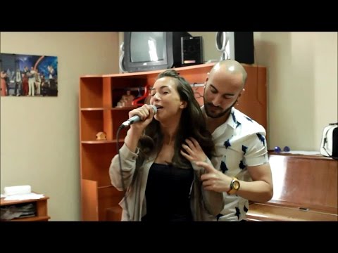 გიორგი ცირას მოძრაობებს ასწავლის