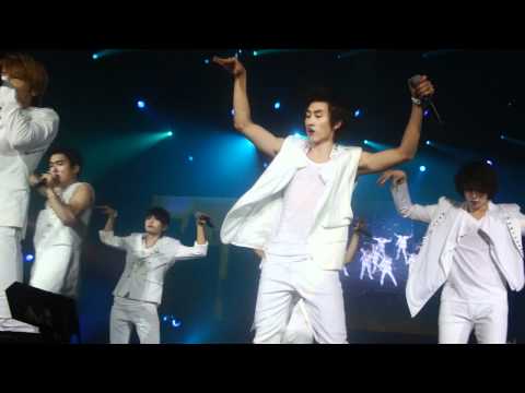 Siwon taking off his shirt - SMTOWN Paris 100611