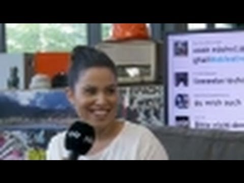 Ella Ronen sieht zum ersten Mal ihr Video (4/12)