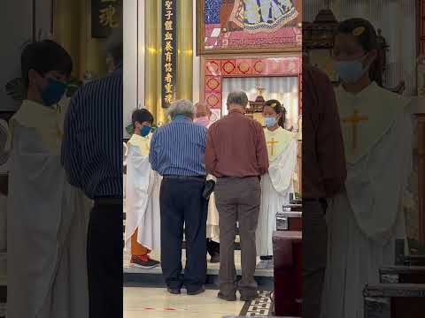 ângulos reais cantam durante o Batismo (Catedral Católica Nossa Senhora Rainha da China)
