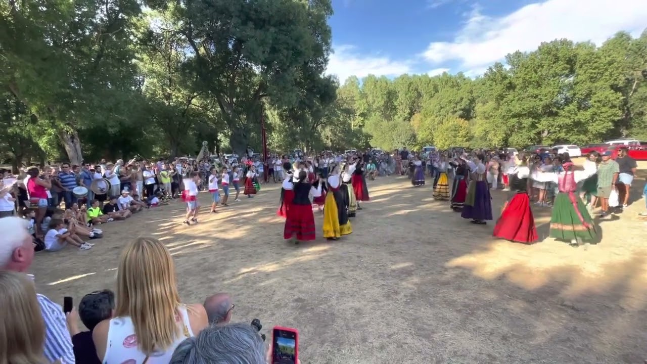 Baile tradicional burgalés: El Reinado en Barbadillo del Mercado, ermita de Villavieja, agosto 2022