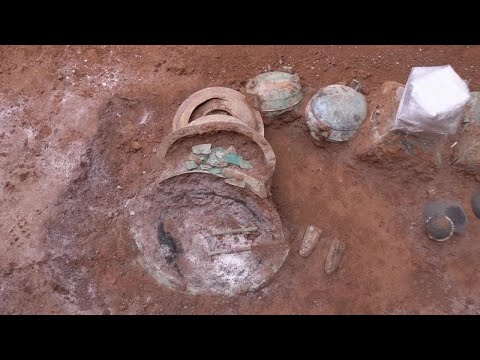 Uma tumba de família da antiga dinastia Han foi descoberta em Luoyang, província de Henan, com desenhos elaborados e vasos de bronze cheios de líquido.