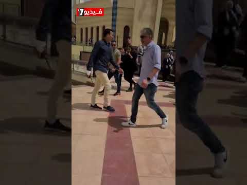 دينا الشربيني تحمل جثمان والدها خلال خروجه من المسجد وبكاء هيستيرى