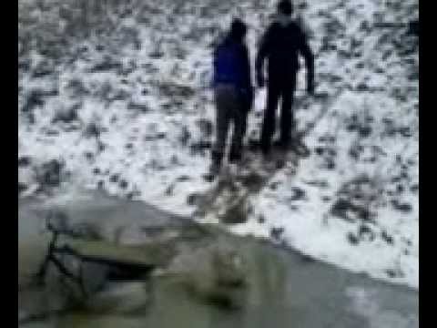 door het ijs zakken met slee