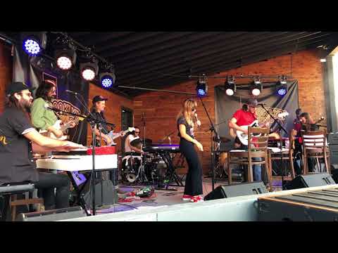 Nicole Atkins with The Texas Gentlemen - "Stella Blue" 3/16/18 Austin, TX