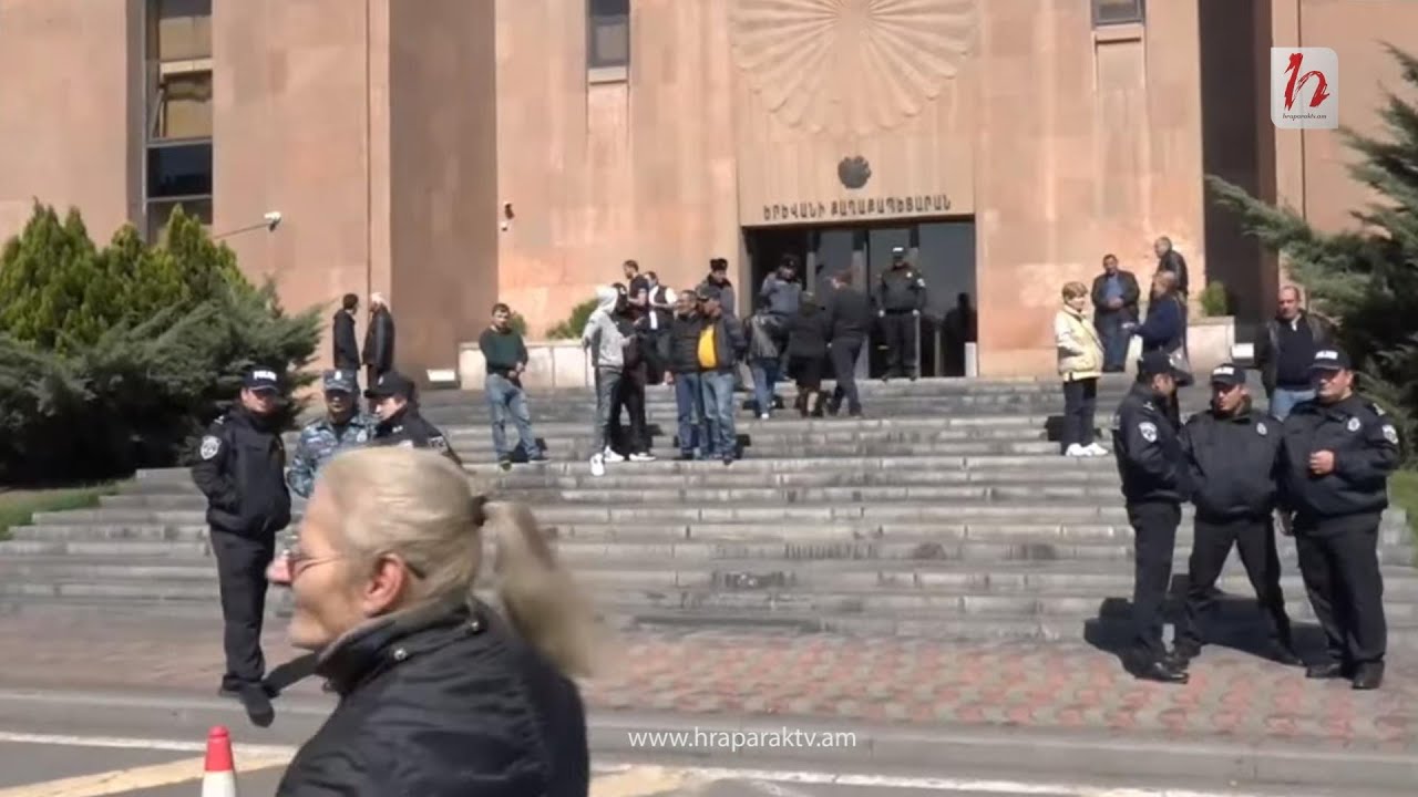 #Ուղիղ․ Լարված իրավիճակ՝ քաղաքապետարանի դիմաց