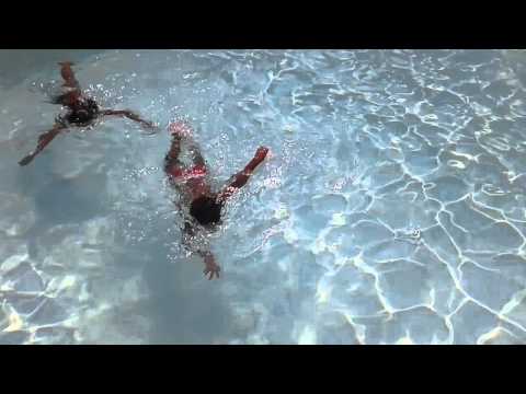 Schwimmuebungen im pool