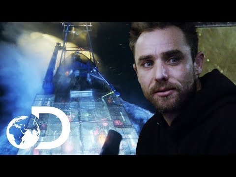 暴風雨で船が転覆の危険にさらされ、カニが船外に出ていく｜NEW デッドリーストキャッチ (Savage Storm Puts Ship At Risk Of Capsizing & Crab Going Overboard | NEW Deadliest Catch)