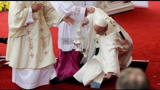RAW: Pope Francis falls  during Mass in Poland