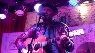 Santiago Cruz - Pies de duende frágil