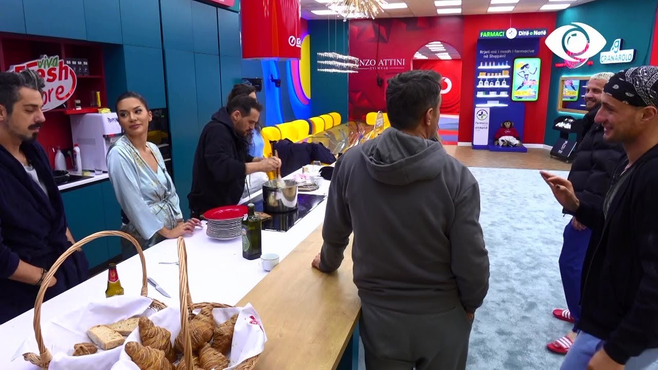 Bjordi gatuan makarona, banorët në rradhë për të ngrënë