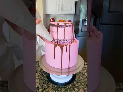How to stack tiered cakes without smudging 🍰 #cake #hacks #shorts