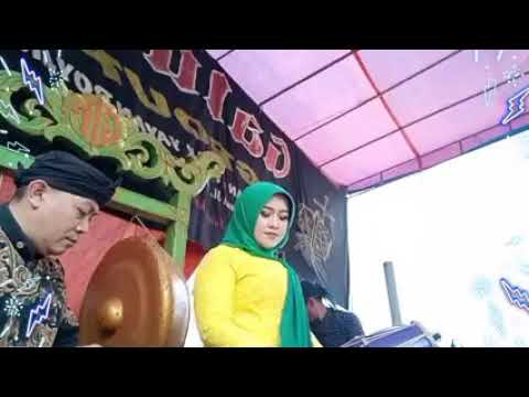 Leungiteun (cover) kacapi rebab dikawihan ku teh lia sareng LS.Galura