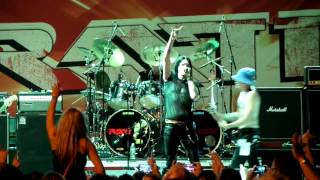 RATT singing "Round and Round" at Ferg's Sports Bar