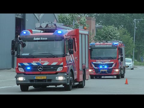 Verschillende Brandweer Voertuigen vertrekken met spoed vanaf Brandweer wedstrijden in Rotterdam