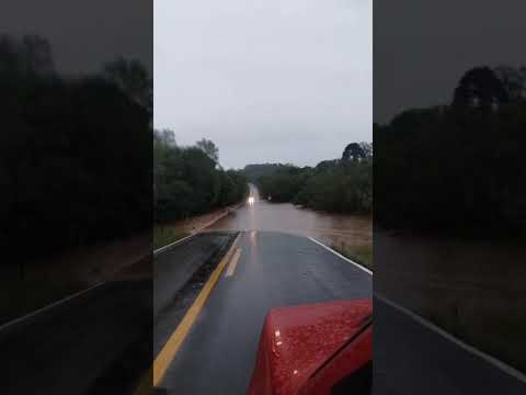 Forte chuva causa alagamento na estrada do Goioxim, no local conhecido como quebra cardã