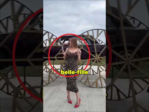 Regardez Cette Belle Fille,,toujours Attiré Par Des Voitures 😱