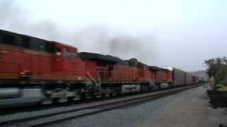 preview picture of video 'BNSF 7780 Leads the M-SDGBAR1-14 Manifest Freight train in Sorrento Valley'
