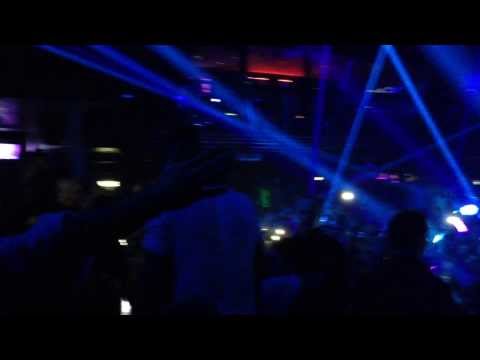 Hardwell play Wake Me Up vs. ID (Tomorrowland Mash Up) live @ Vanilla club 30-11-2013