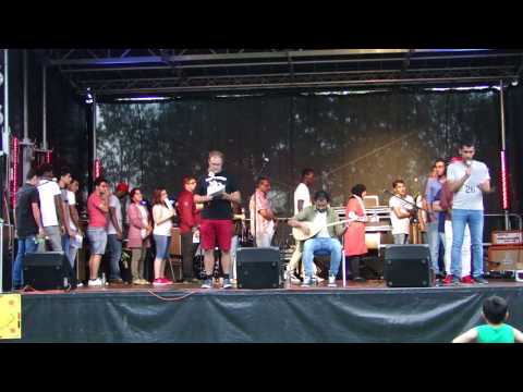 Der Sprachkurs aus Ense trägt das Gedicht "Hinter uns mein Land" vor