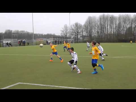 Jakob schiet, redding van keeper DWSV.