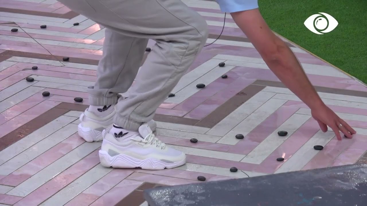 Luizi përdor gurët për të shkruar në oborr