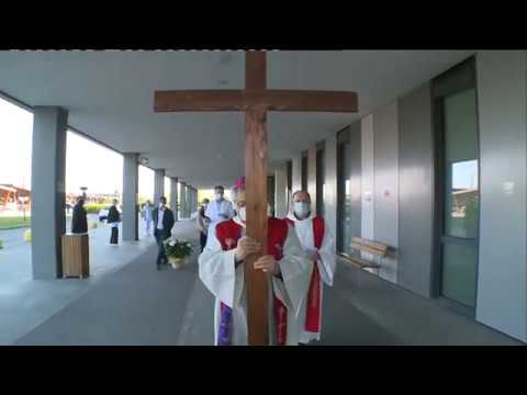Via crucis intorno all'ospedale di Prato del vescovo Nerbini
