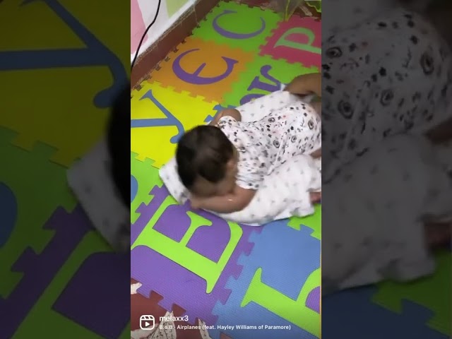 Vídeo relacionado con Infantino Cojín y Piano 3 en 1 - para la estimulación del bebé, 3 Modos de Juegos, 2 Juguetes, Ejercicios para Cuello y Cabeza, con una temática de Mapache y cómodo para el bebé