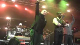 Samuel Ljungblahd på scen med Kirk Franklin