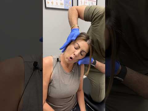 She’s been suffering with shoulder blade pain for YEARS! 😱 #kingofcracks #chiropractor