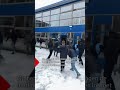 Sneeuwballengevecht gaat FOUT! | #shorts