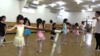 preview picture of video '秋田キッズ04・クラシックバレエ教室★ 「ＡＰスタジオ」 Classic Ballet Akita'