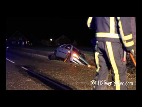 01-02-2014 Tak over de weg, auto in sloot Geesteren (OV)
