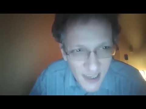 Mimon Baraka liest Kommentare vor